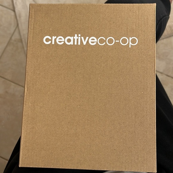 Summer 2024 Jilly Box Creative Co-op Scalloped Marble Frame - Picture 2 of 3